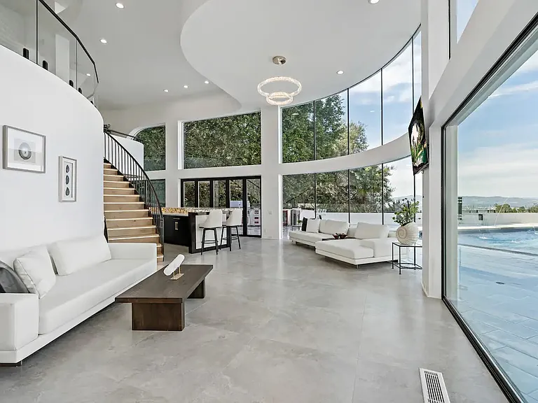 15105 Mulholland Dr — Photo 2