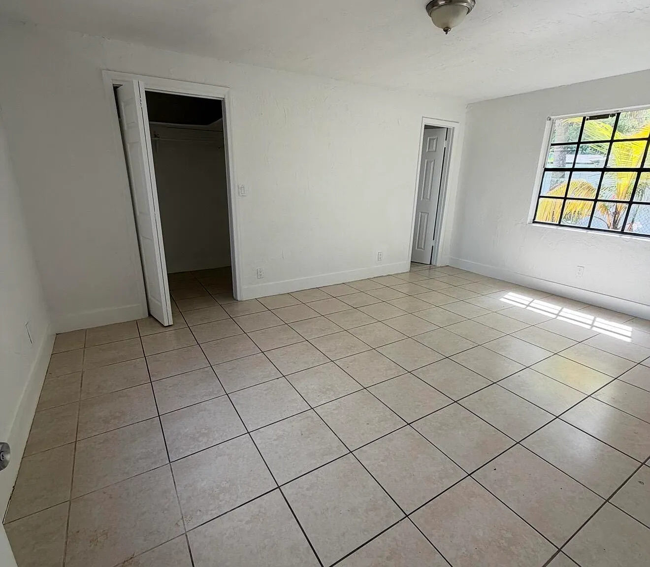 5 bed, 2.0 bath, 1572 sqft, $2,400 — Photo 2