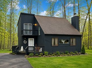 994 Country Place Dr, Tobyhanna, PA 18466