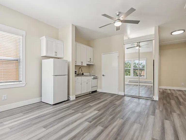 2070 University Avenue — Photo 18