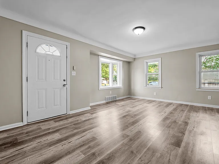 28526 Brentwood St — Photo 4