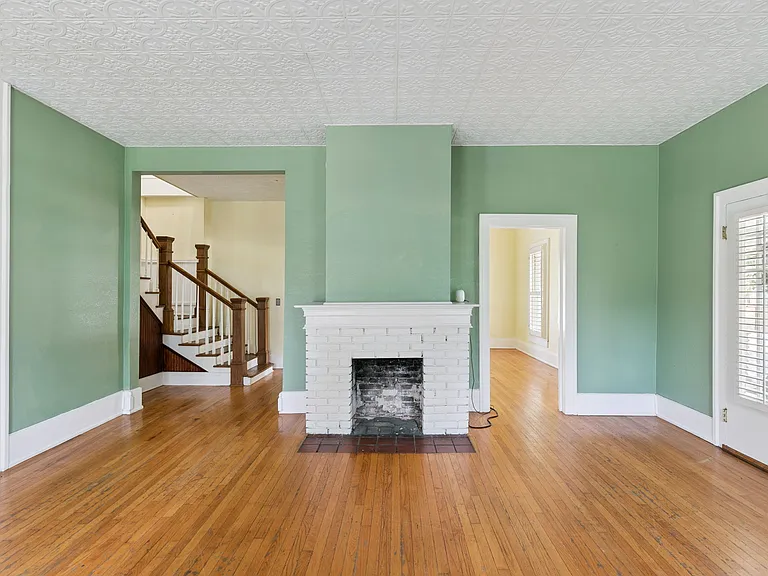 2400 S Park Ave — Photo 5