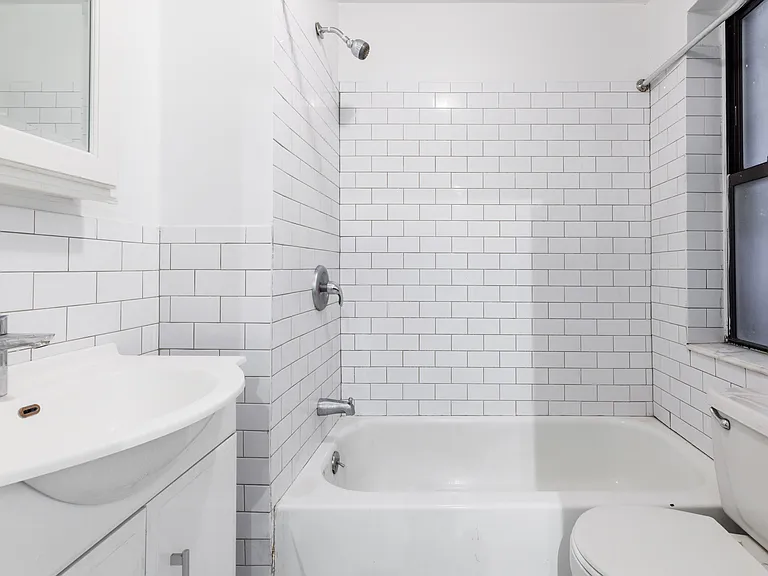 260 W 16th St #1D — Photo 5