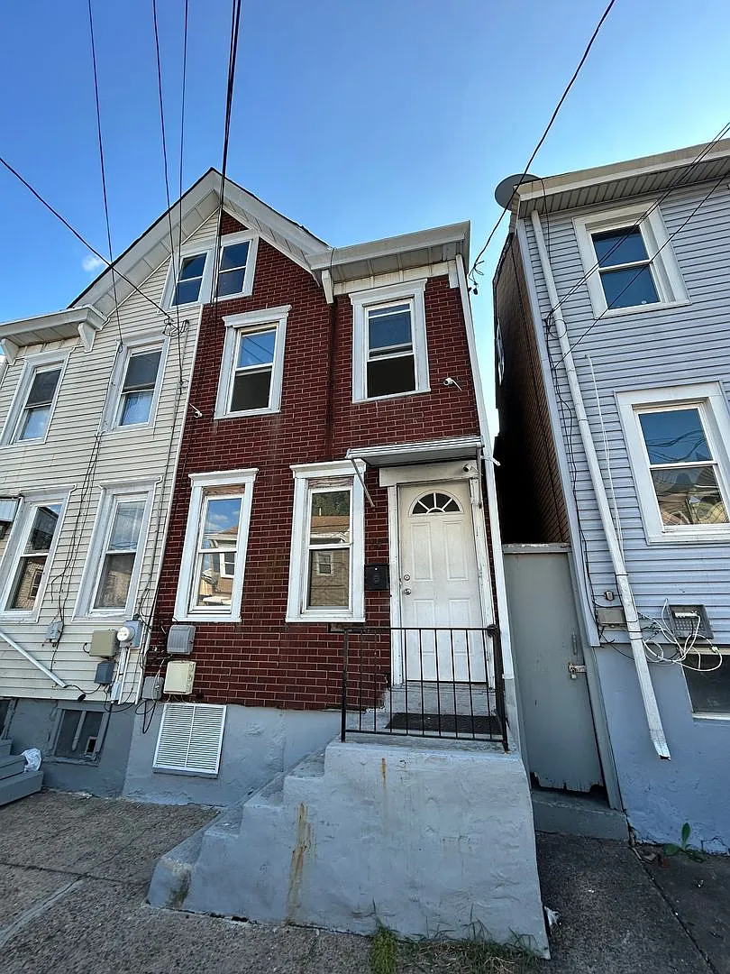 39 Adeline St photo 1
