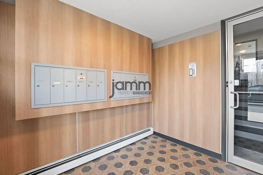 Charming 2 bedroom, 1 bathroom Apartment! — Photo 4