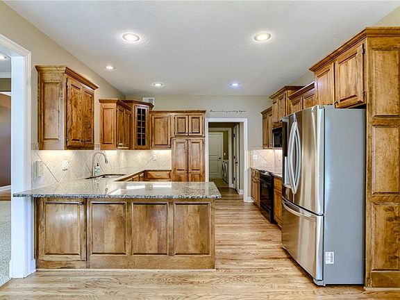 4th image of 2602 NE Prairie Falcon Dr