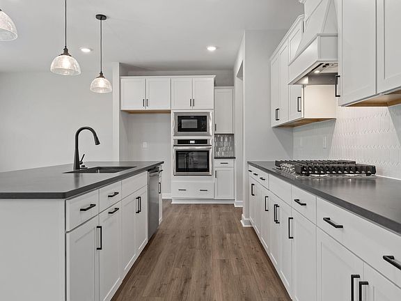 3rd image of 909 Diana Victoria Ct
