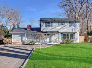 90 Mahogany Rd, Rocky Point, NY 11778