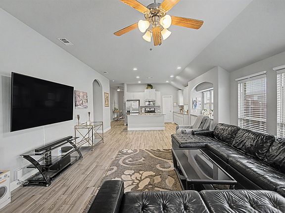 4th image of 107 Valverde Ln