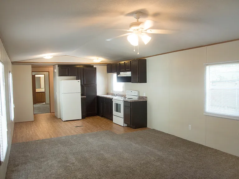 1035 Hickory St — Photo 2