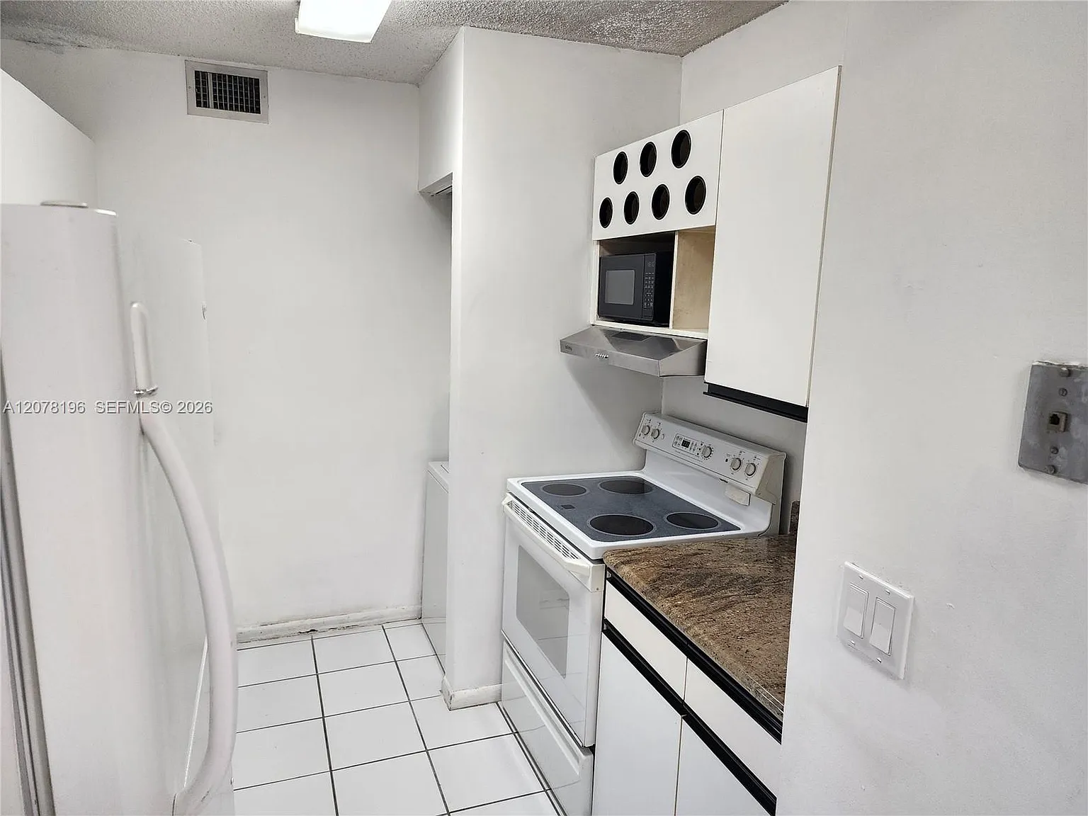 2 bed, 1100 sqft, $2,200 — Photo 2