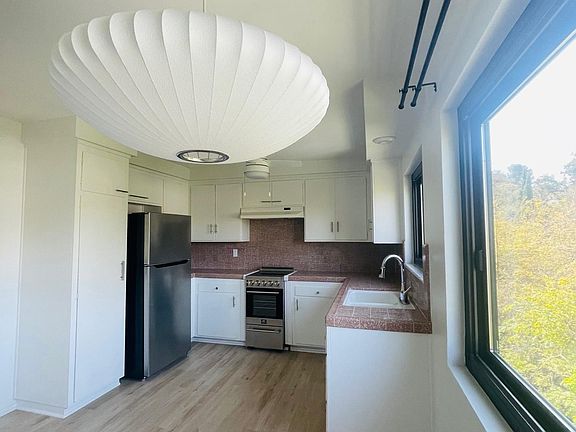 5th image of 2345 Duane St #6