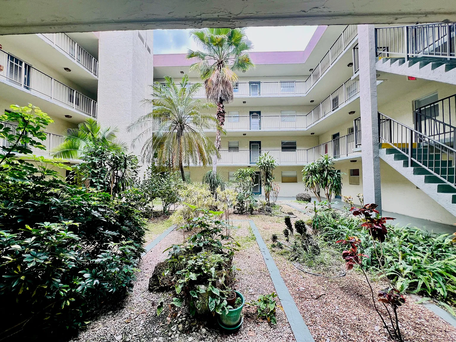 2 bed, 2.0 bath, 1000 sqft, $1,750 — Photo 1