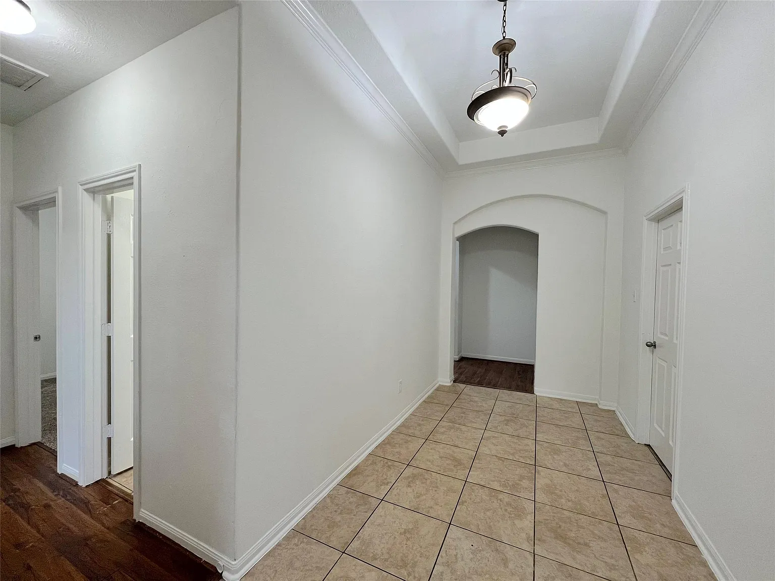 3 bed, 2.0 bath, 1896 sqft, $2,000 — Photo 2
