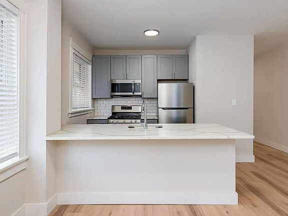 4th image of 2047 Maury Ave #1