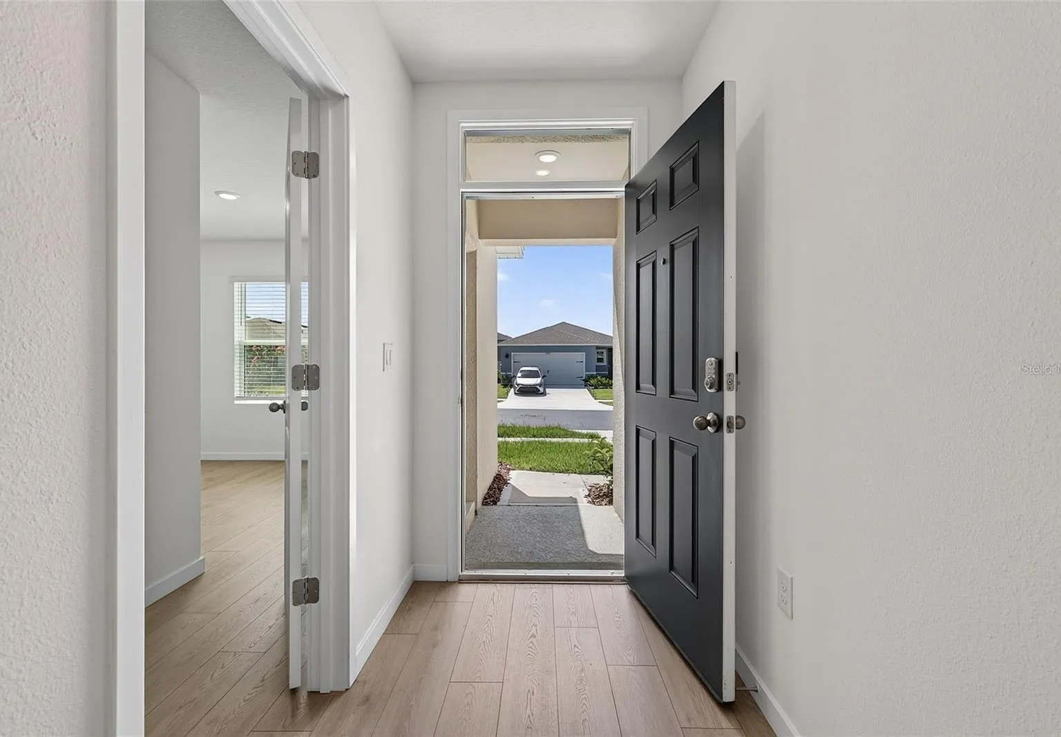 3 bed, 2.0 bath, 1032 sqft, $2,300 — Photo 4