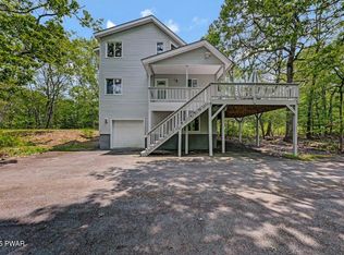 811 Maple Ridge Ct, Hawley, PA 18428