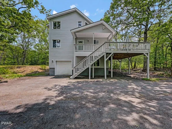 811 Maple Ridge Ct, Hawley, PA 18428