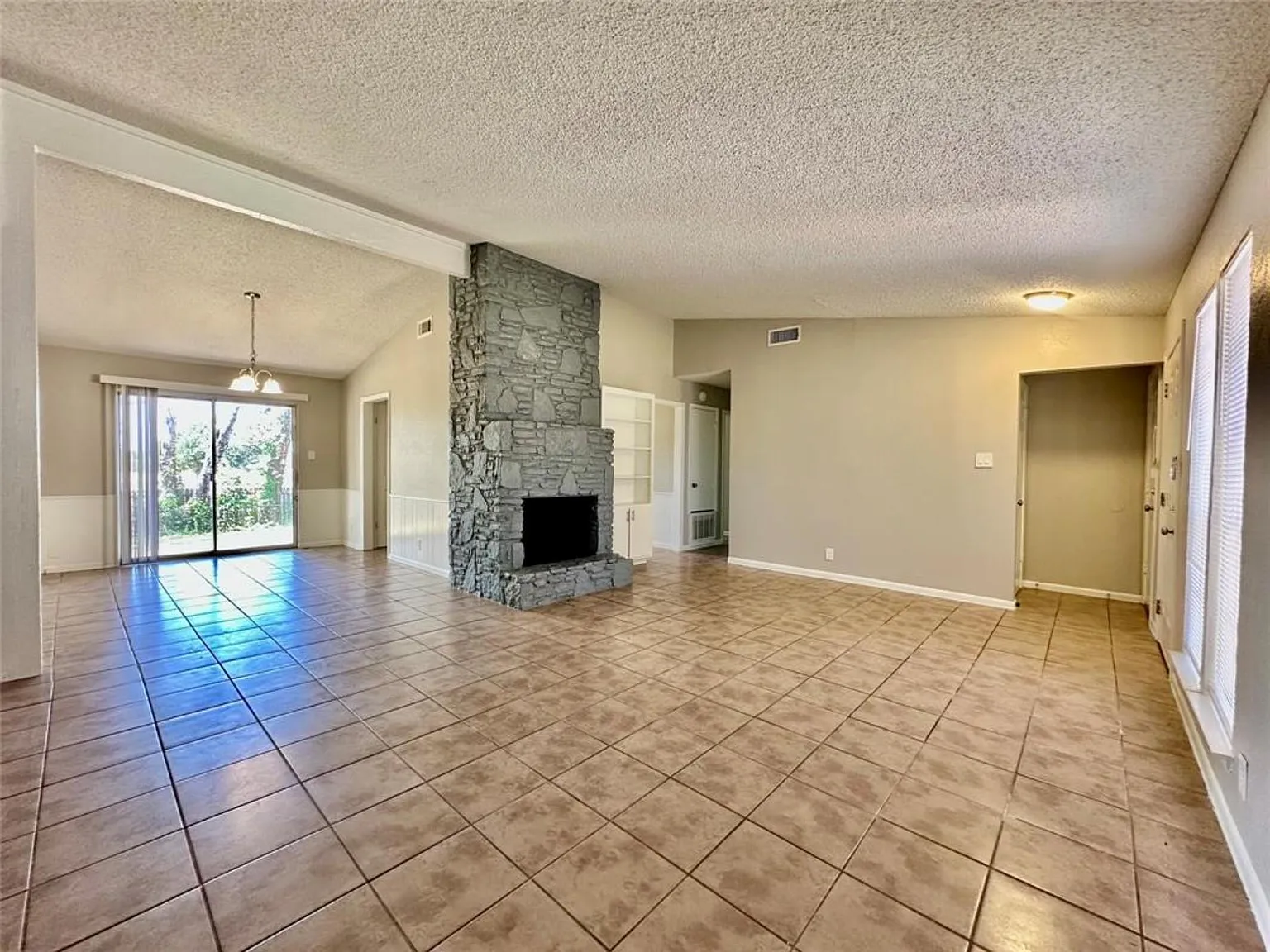 3 bed, 2.0 bath, 1310 sqft, $1,875 — Photo 4