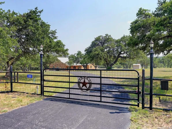 300 Anns Way, Blanco, TX 78606