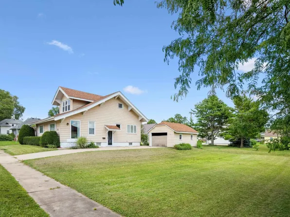 110 Hall Ave, Lowden, IA 52255