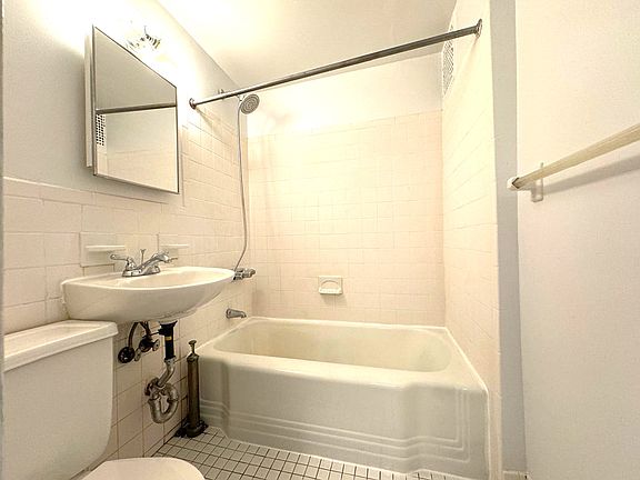 3rd image of 837 Carroll St APT 1B