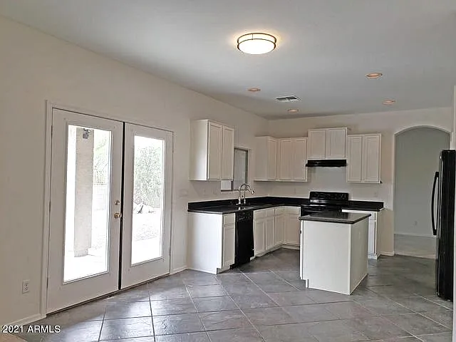 17584 W Acacia Ct — Photo 3