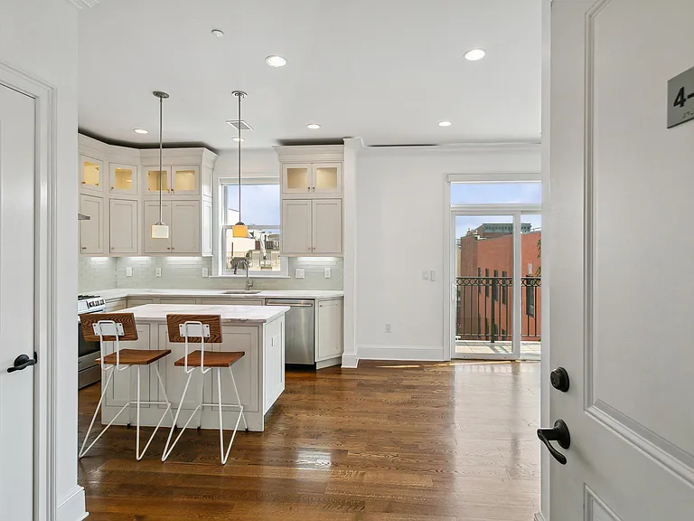 231 1st St #4G — Photo 1