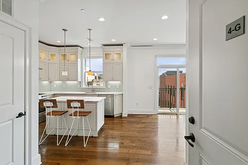 231 1st St #4G Photo 1