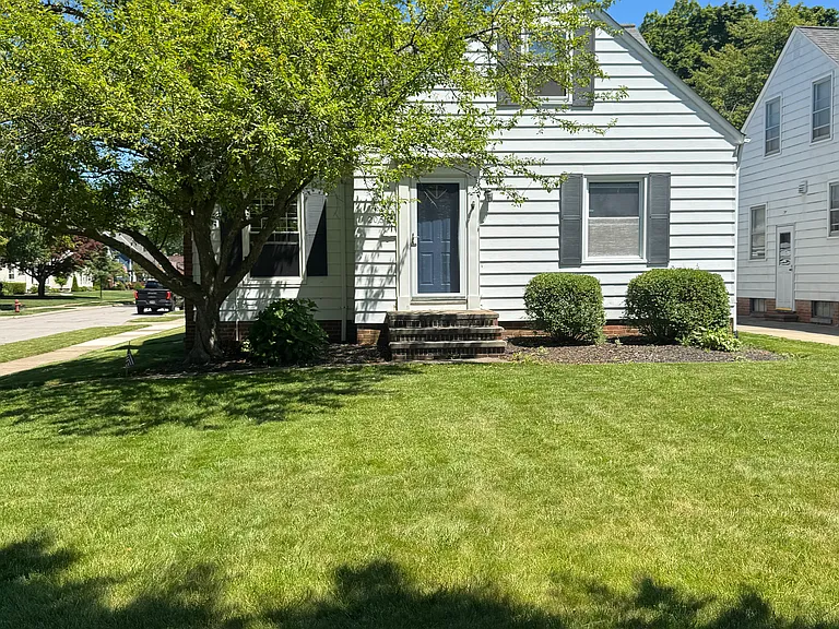2057 Hampton Rd — Photo 1
