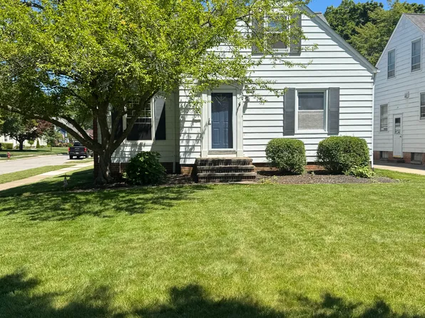 2057 Hampton Rd, Rocky River, OH 44116