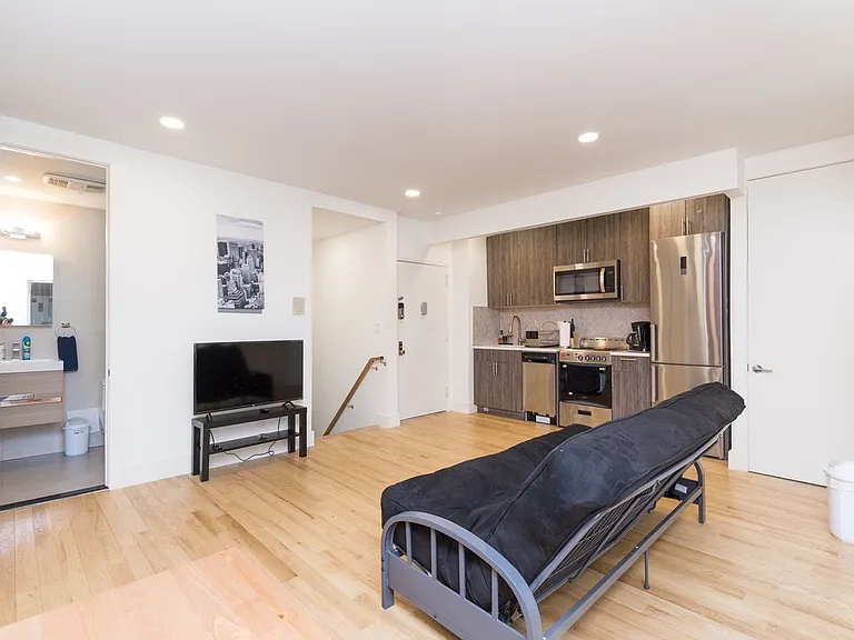 2038 5th Ave #1R — Photo 3