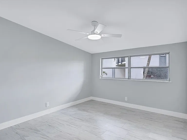 325 Capri Blvd — Photo 15
