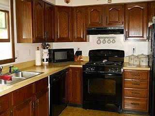 2nd image of 122 Franklin St