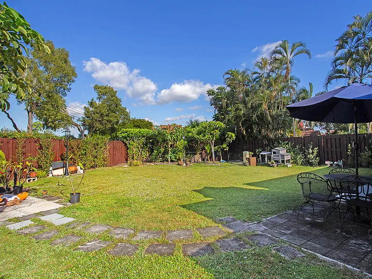 10048 SW 16th St — Photo 32
