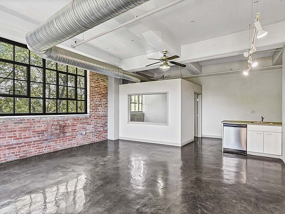 4th image of 3031 E 63rd St #307