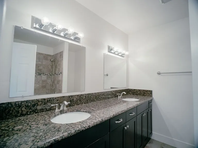 Parkway Plaza Apartments — Photo 42