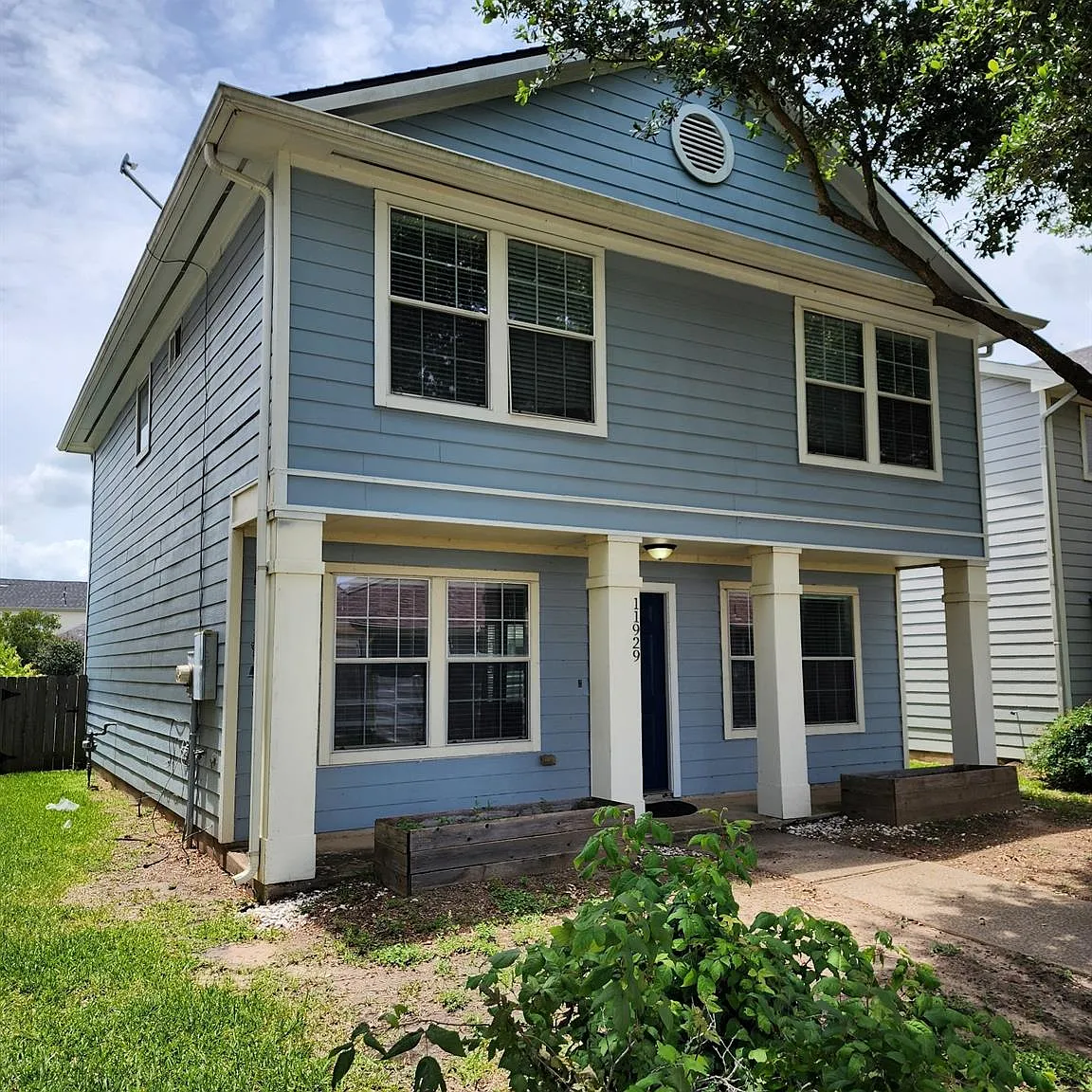4 bed, 2.5 bath, 1820 sqft, $2,350 — Photo 2