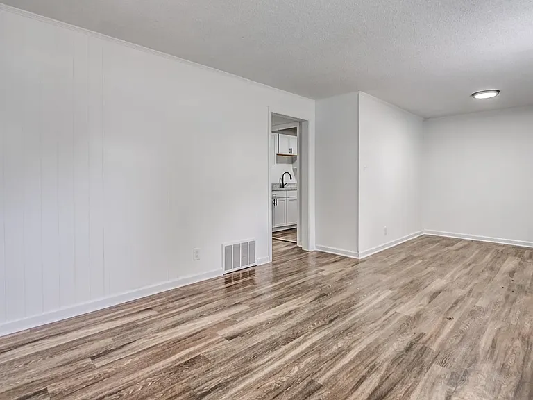 1079 Larry Ln — Photo 9