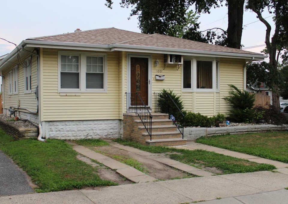 2nd image of 1601 Sunset Ave