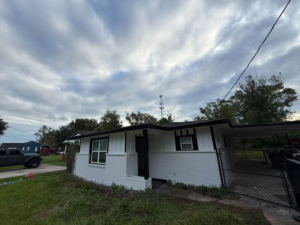 1st image of 208 Irene St