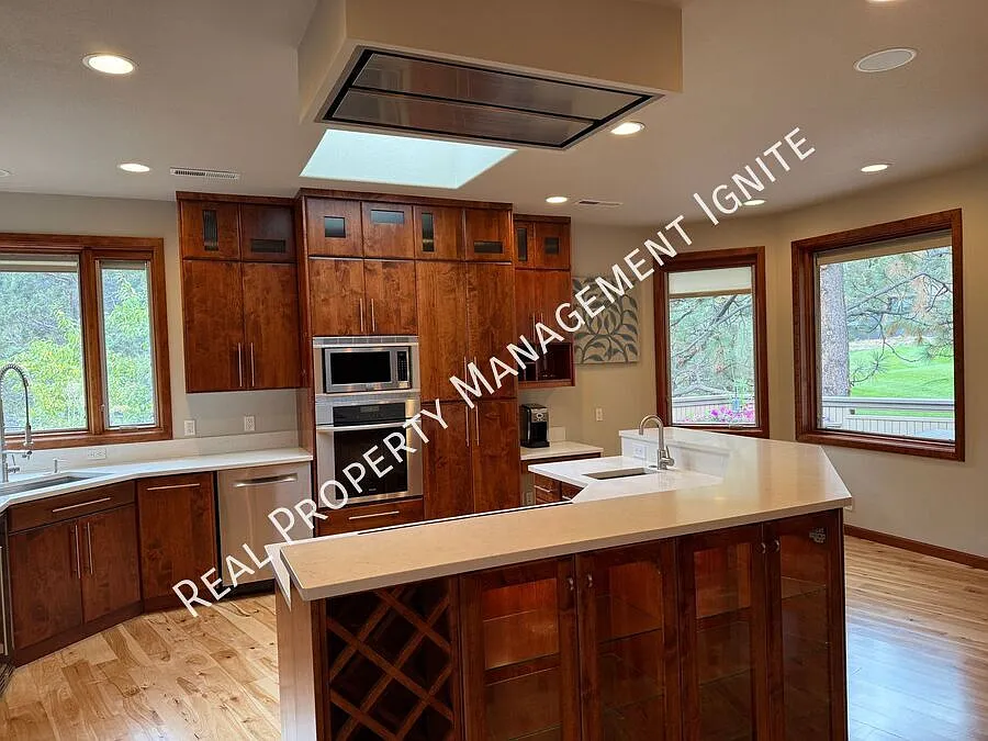 Beautiful Awbrey Glen Home with Golf Course Views — Photo 3