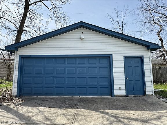 4th image of 888 Medford Rd