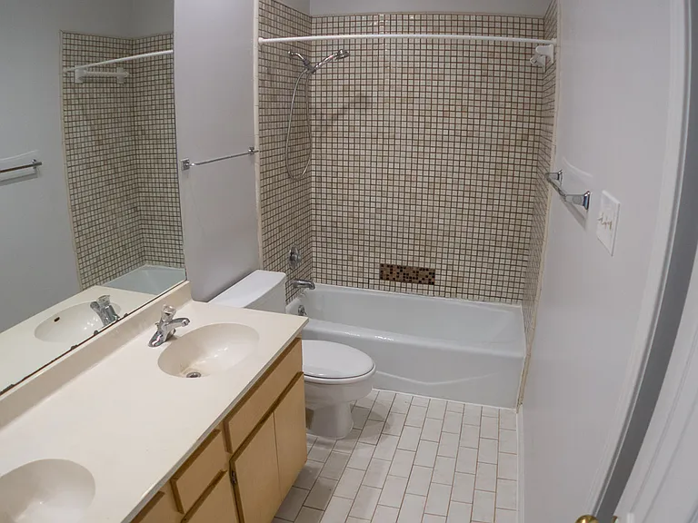 905 W 22nd 1/2 St #302 — Photo 8