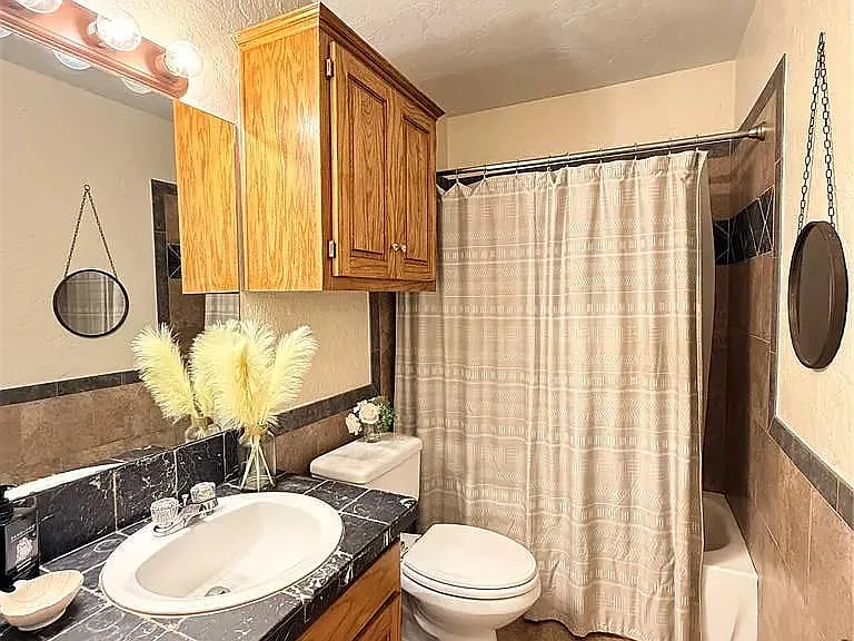 800 NE 17th Ct — Photo 5