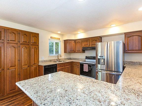3rd image of 566 Burlington Dr