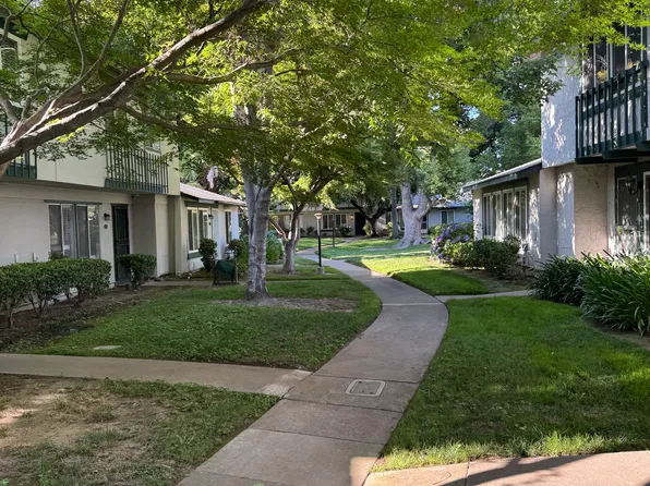 8893 Salmon Falls Dr, Sacramento, CA 95826