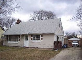 21 E Gate Ln, Copiague, NY 11726