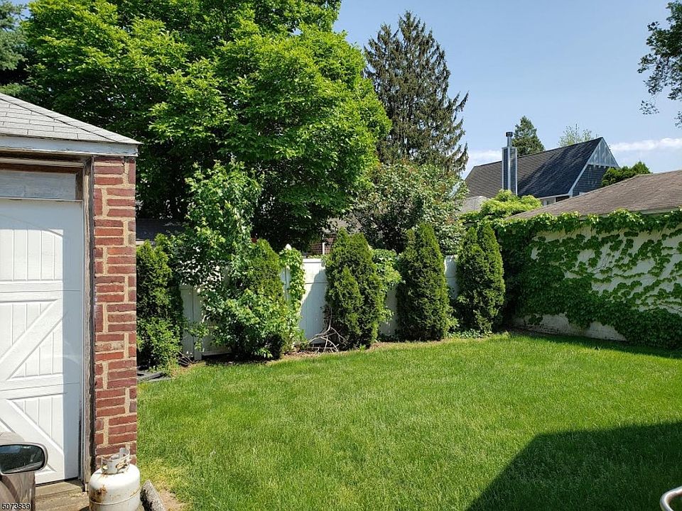 2nd image of 80 Lyall Rd