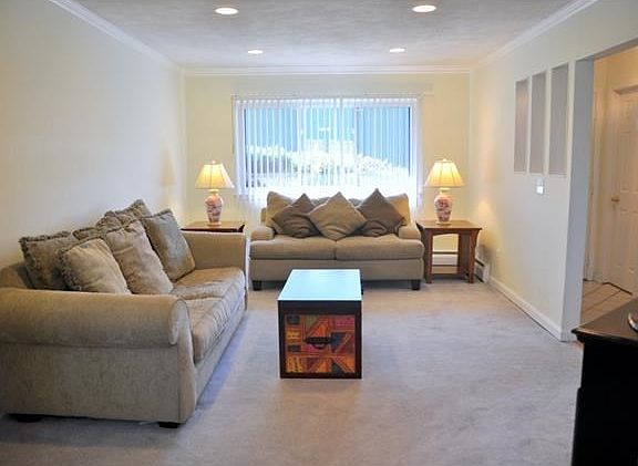 2nd image of 20 Coachlight Sq #20